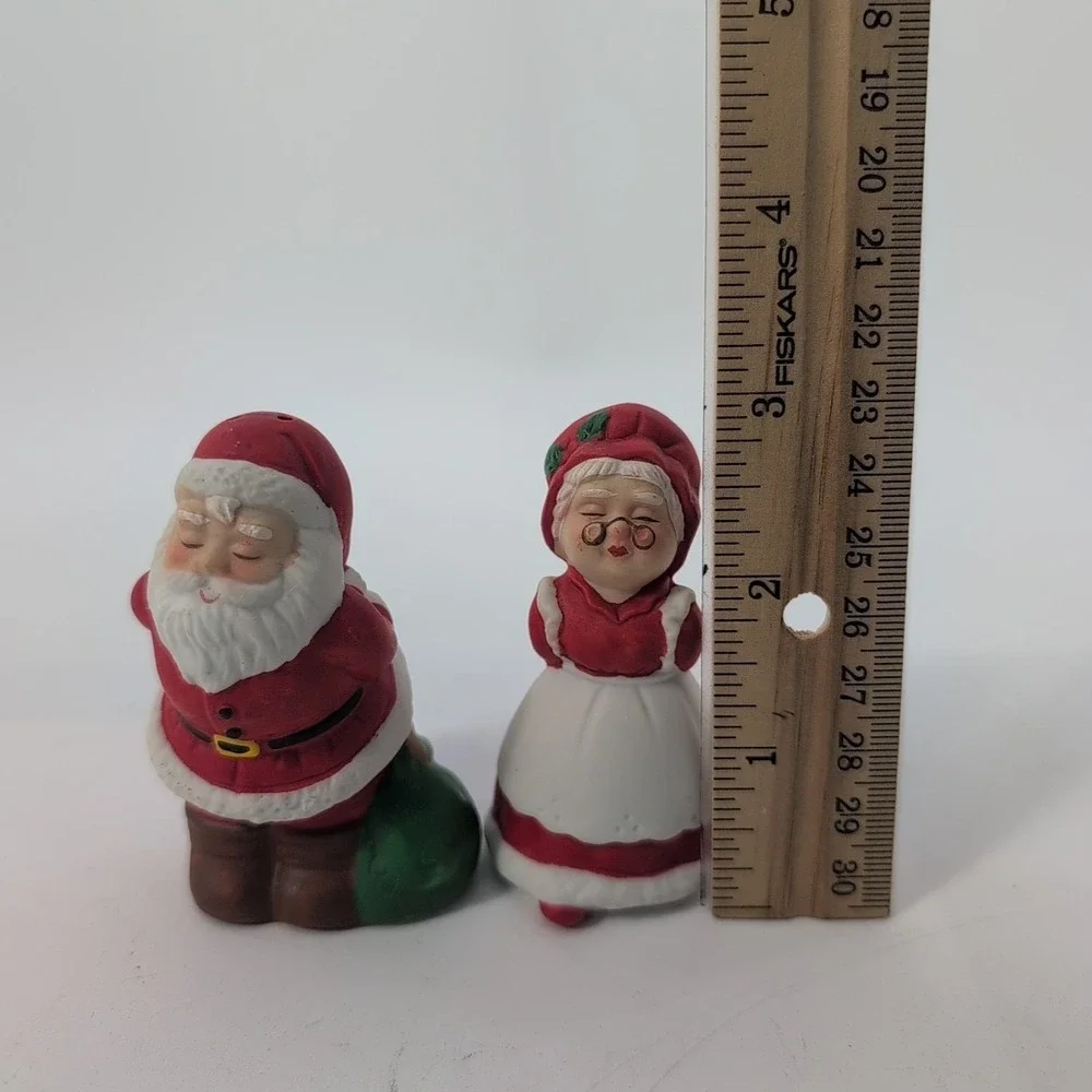 Kissing Santa & Mrs. Claus Ceramic Salt & Pepper Shakers 3 Inch Red Vtg w/ plugs